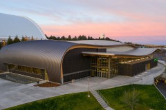 机械、电气集于结构之间，爱达荷大学中央信用合作社体育馆 / Opsis Architecture ...