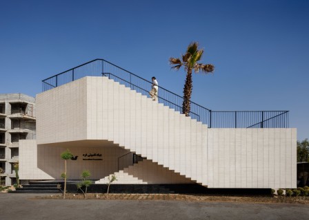 萨米安宿舍行政楼 / Ashari Architects