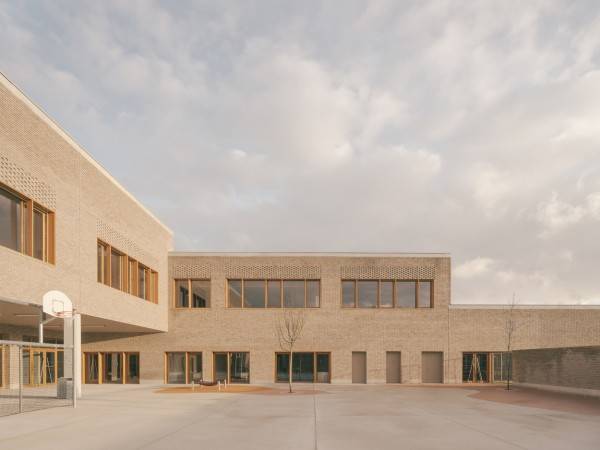 Scolaire Claudie Haigneré集团