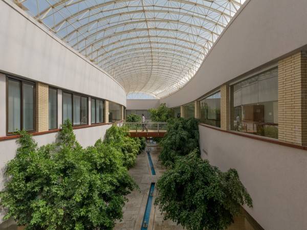 学习园/科技Faru+Naghshan有限公司