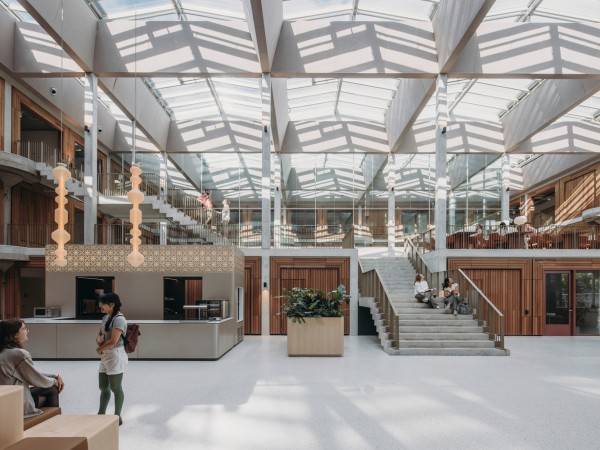 莱顿大学赫塔莫尔大楼翻修/德Zwarte Hond