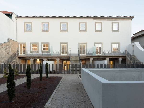 Alpuins/Branco Cavaleiro&Associados，lda