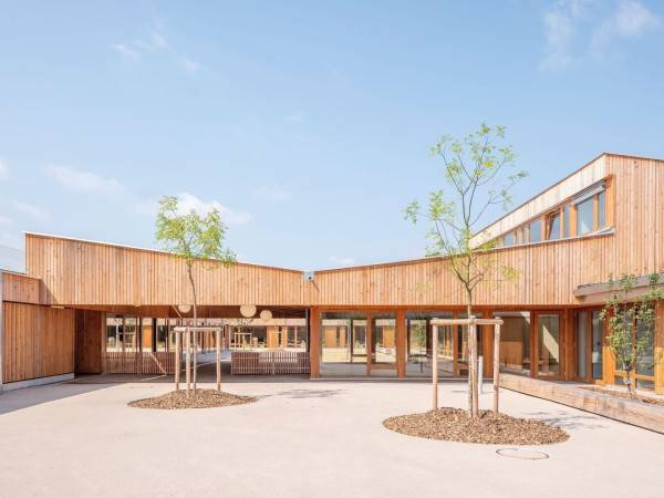 托儿所和Elsa Triolet中心/里希特建筑与协会