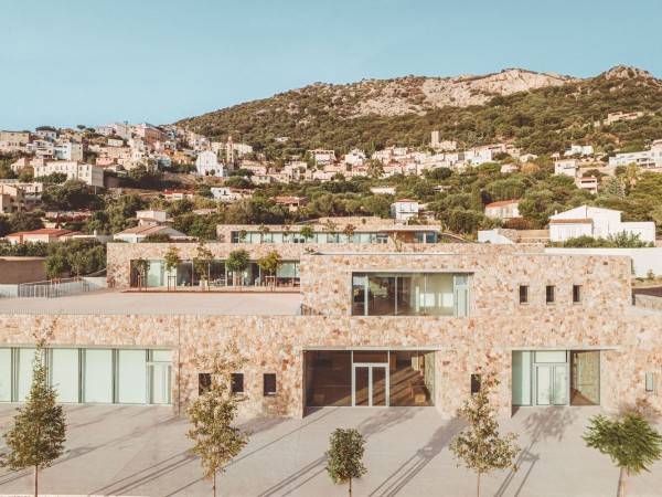 卢米奥学校/阿米莉亚·塔维拉