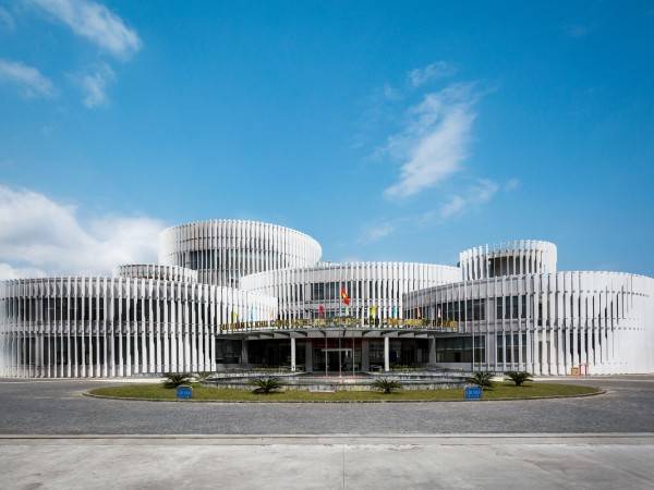 岘港高科技园区总部大楼/HUNI建筑