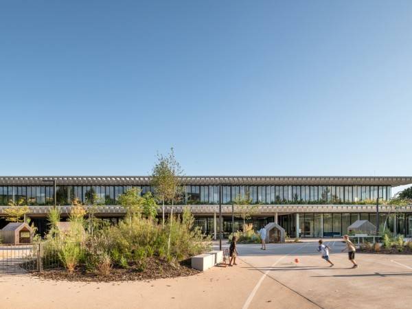 路易丝·米歇尔学校综合体/Marjan Hessamfar