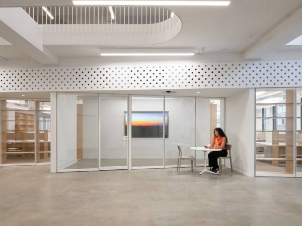 芝加哥艺术学院弗拉克斯曼图书馆翻修/邝冯·格利诺