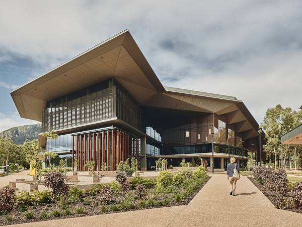 詹姆斯·库克大学工程与创新中心/KIRK工作室+i4建筑事务所