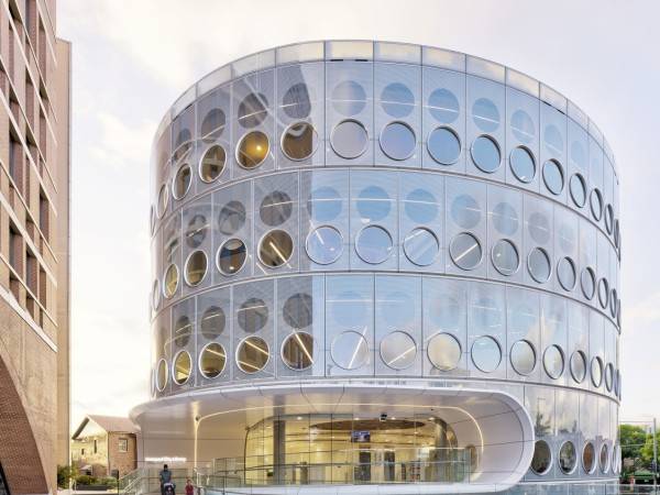 利物浦市民广场和耶拉蒙迪图书馆/fjcstudio