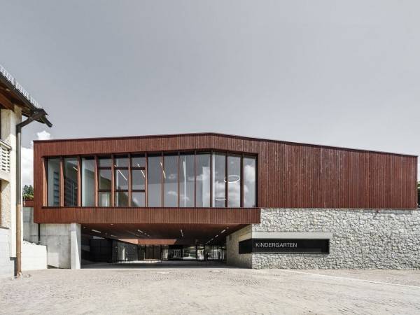 幼儿园和日托中心/罗兰·巴尔迪建筑师事务所