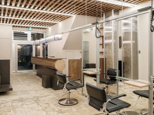 另类美发沙龙/永久有限公司有限公司。