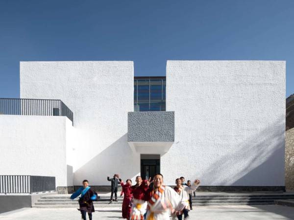 洛扎县中学多功能艺术中心/深圳华辉设计