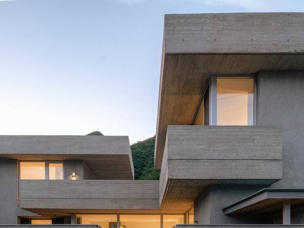 小河边住宅，山村里的“粗野派” / xiān 氙建筑