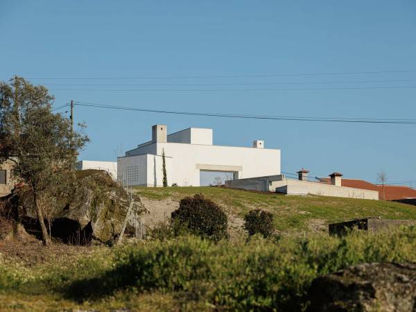 佩德兰蒂尔之家 / Helder da Rocha Arquitectos