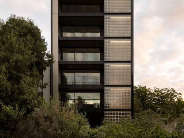 纽堡光之塔 / Splinter Society