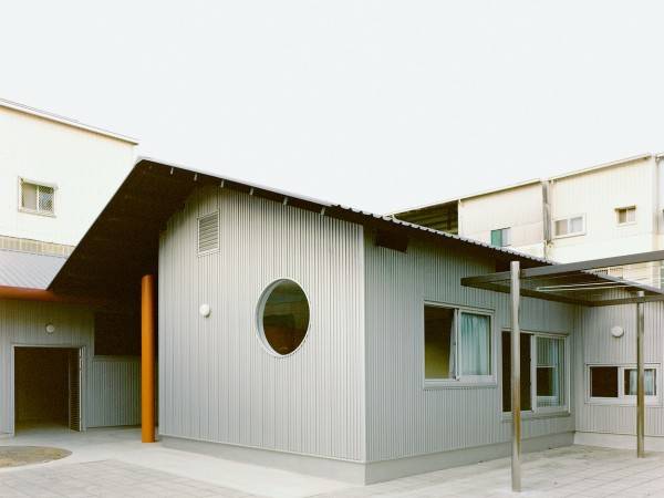 双屋顶房屋 / Studio Tngtetshiu