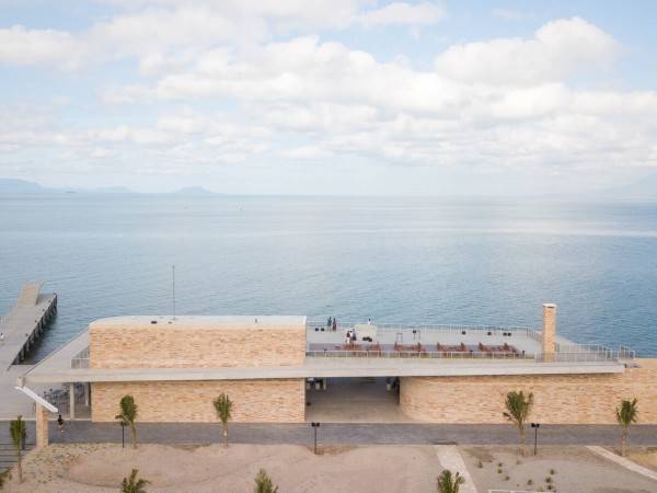 Kep West 户外广场与餐厅 / Bloom Architecture