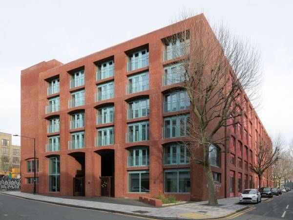 伦敦艺术大学鱼岛综合用途建筑 / Henley Halebrown