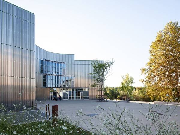 伊萨理工学院 / Patrick Arotcharen Architecte