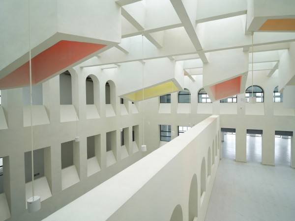 贵州传媒职业技术学院图书馆与信息中心 / 西线工作室