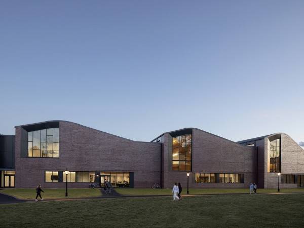 劳伦斯维尔中学蔡崇信餐厅和体育活动综合楼 / Sasaki