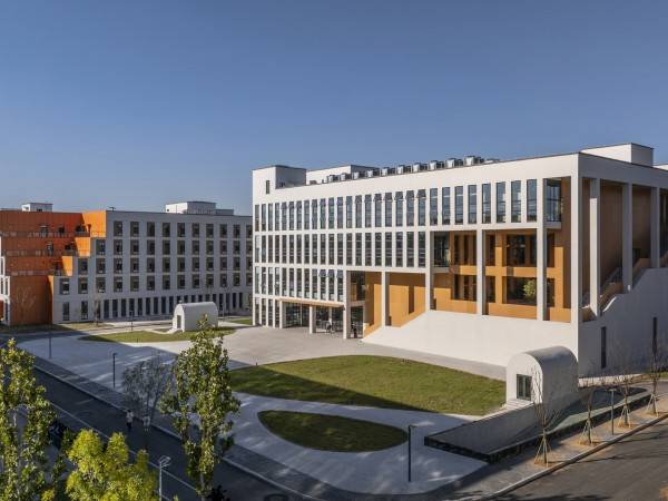 烟台城市科技职业学院二期 / 超城建筑