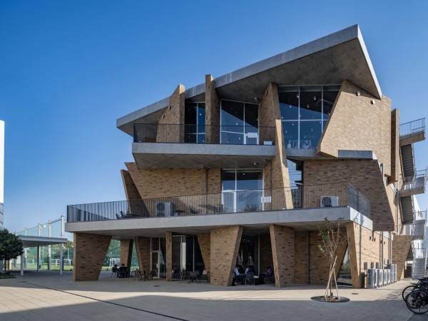 湘南工科大学附属高中图书馆 / kousou + Fukei Co.