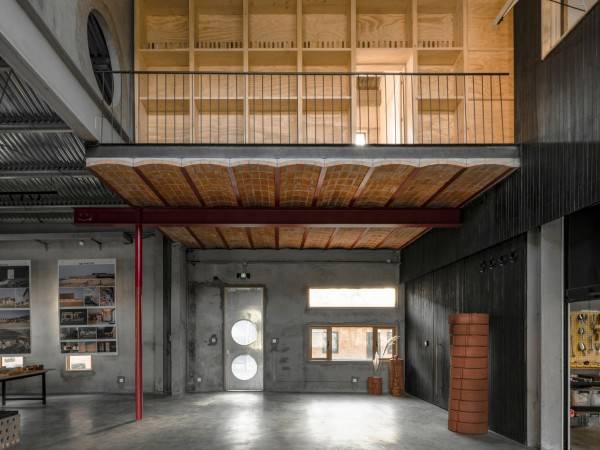 生土建筑与文化(西安)研究中心室内设计 / 土上工作室