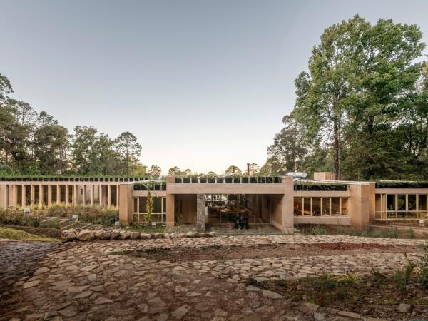 KM 小屋 / Grupo Lateral Arquitectura y Construcción