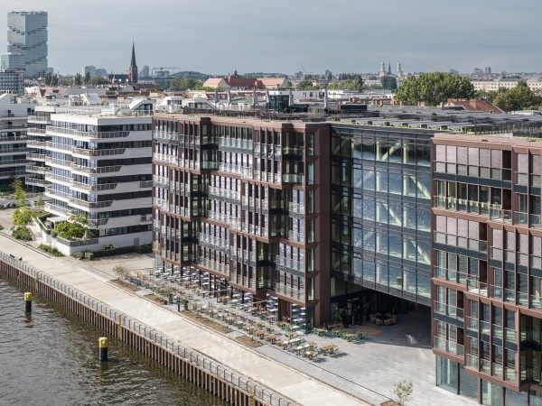 船坞混合功能办公大楼 / Tchoban Voss Architekten