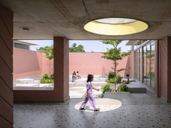 阿维尼亚校园 / Spacefiction studio