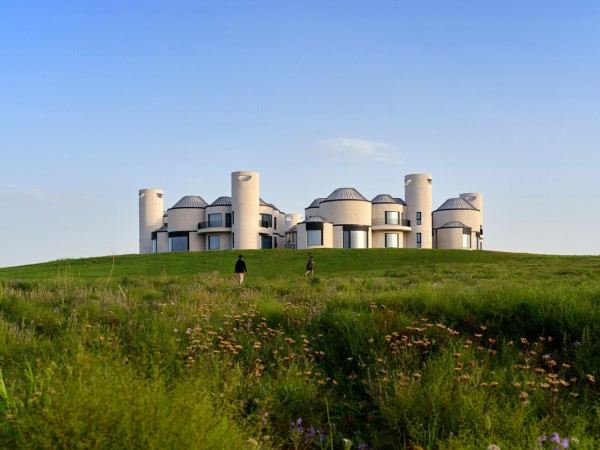 原宇宙-未来草原的生活范式 / 上海交通大学奥默默工作室