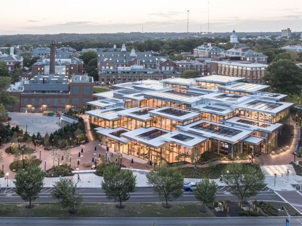 布隆伯格学生活动中心 / BIG + Rockwell Group