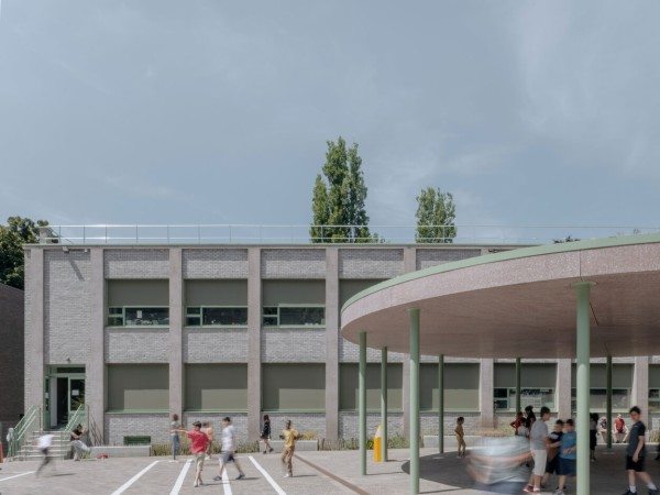 查扎尔学校翻新工程与操场改造项目 / MULTIPLE Architecture