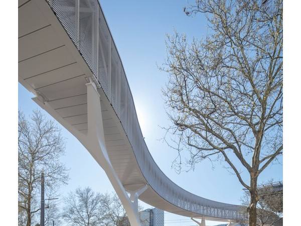 卡尔斯鲁厄市医院天桥 / caspar.