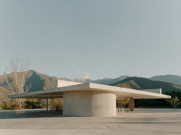 克瓦雷利接待亭 / David Giorgadze Architects