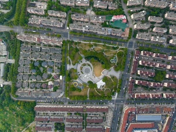 无锡惠山长安市民广场驿站 / 灰空间建筑事务所