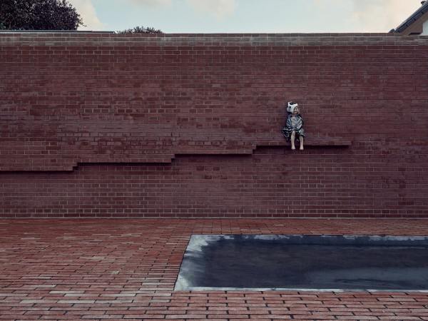 Husův 革命纪念公园的砖砌浮雕墙设计 / S K U L L studio