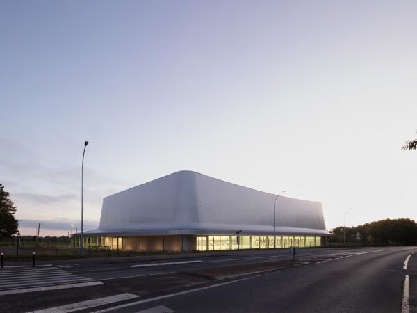 ‘建筑的帽子’，铝制鳞片体育馆 La Chesnaie / Bohuon Bertic Architectes ...