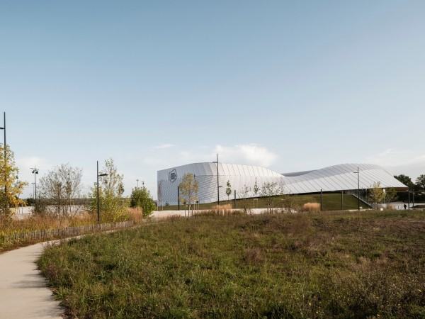 Espace Mayenne 体育馆  / Hérault Arnod Architectes