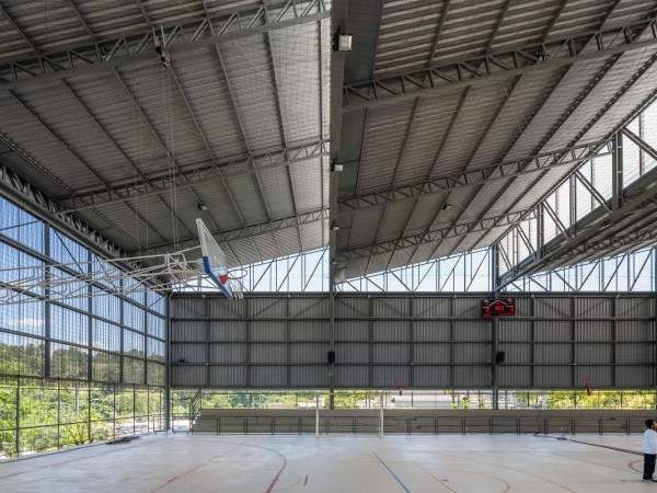 圣安娜-迪巴纳伊巴的卡斯塔涅拉斯体育馆 / Estúdio Trópico