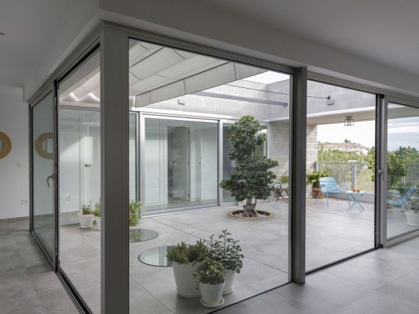 上卷透明大门，卷出“肌肉”之家 / Impepinable Studio