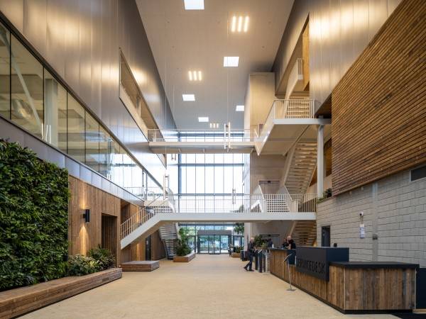 鹿特丹伊拉斯姆斯大学体育场馆 / VenhoevenCS