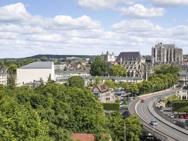 博韦西地区剧院 / atelier AJC