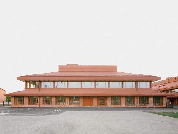 桑蒙塔洛学校及多功能中心 / NERVIN architecture