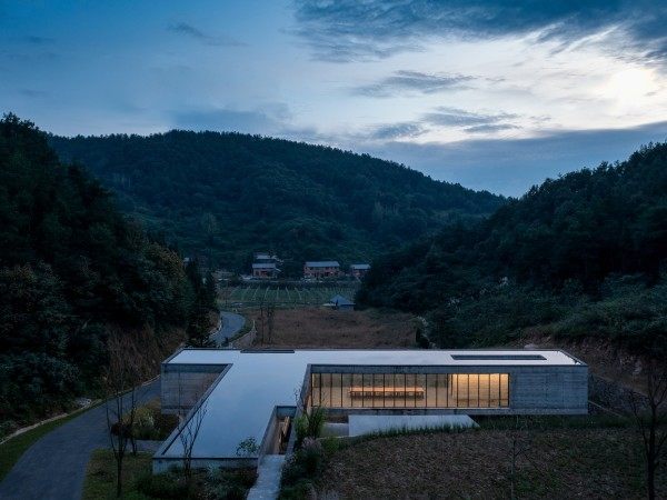 武当山麓游客中心 / 末广建筑