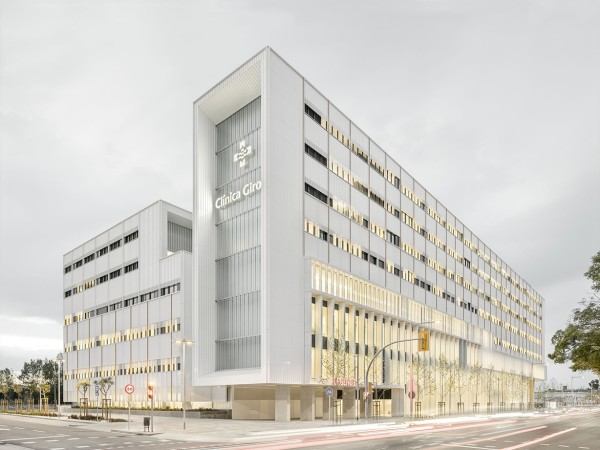 吉罗纳诊所 / PMMT