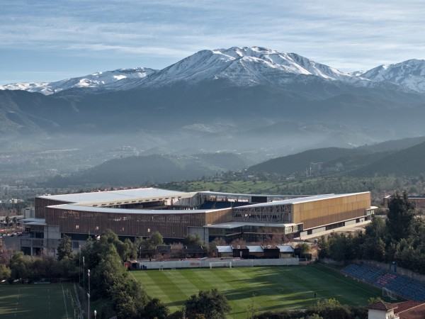 天主教大学体育场现改造 / IDOM