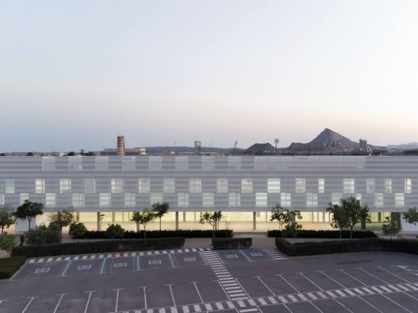 圣维森特德拉斯佩格市体育馆 / MCEA