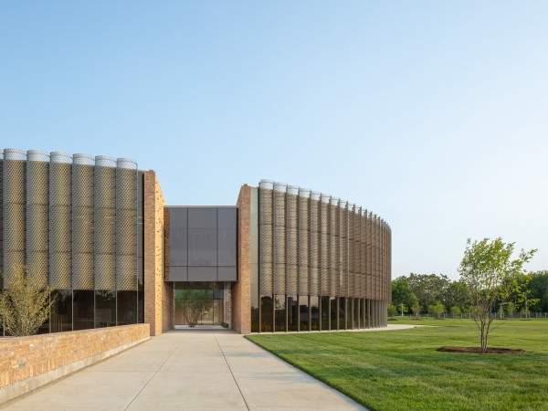 芝加哥公园区总部和体育馆 / John Ronan Architects